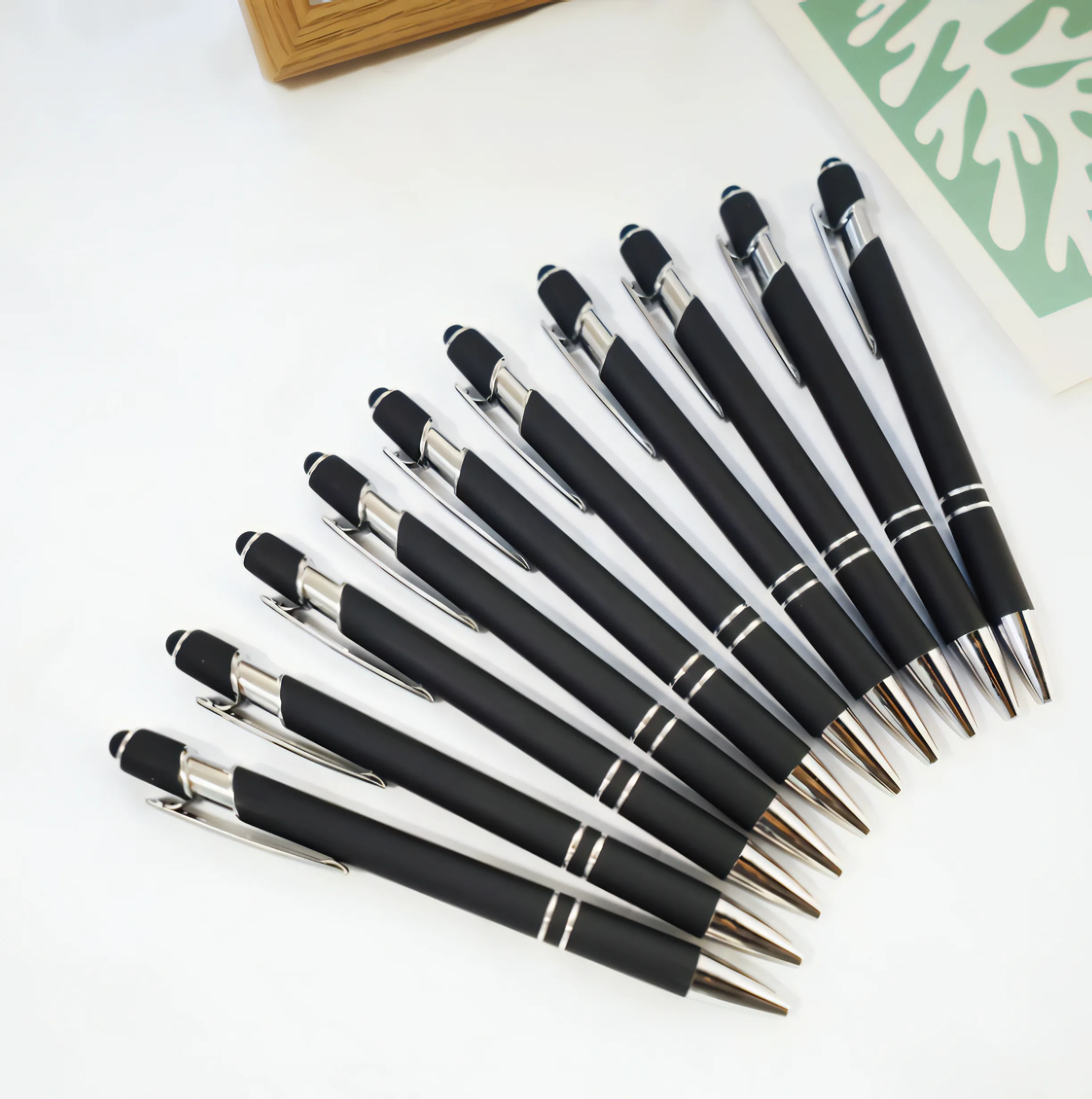 Kugelschreiber aus schwarzem Metall