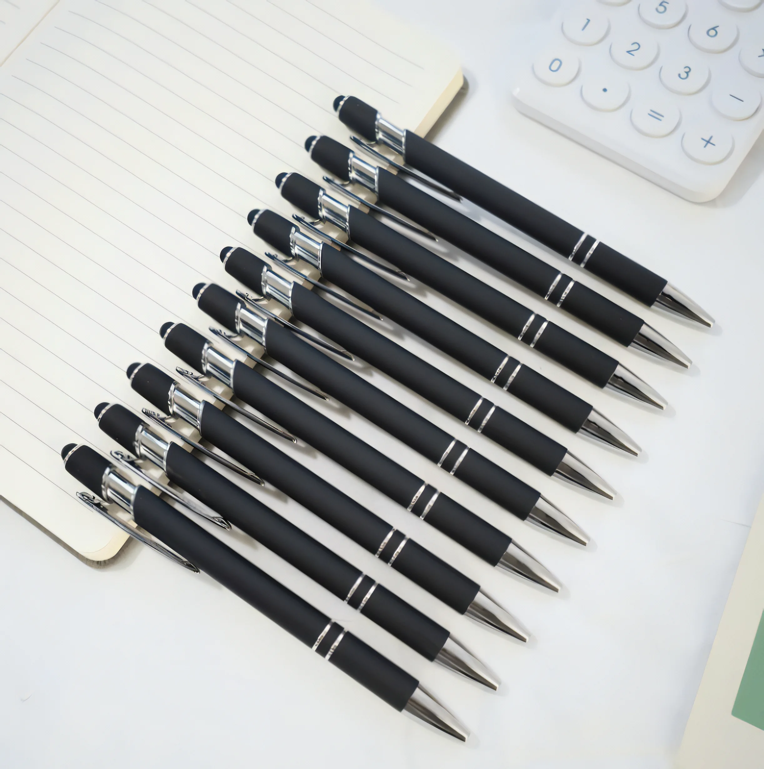 Kugelschreiber aus schwarzem Metall